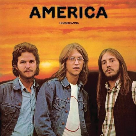 "AMERICA" oben, "HOMECOMING" darunter. Drei Männer in Jeans und Hemden vor einem Sonnenuntergang.