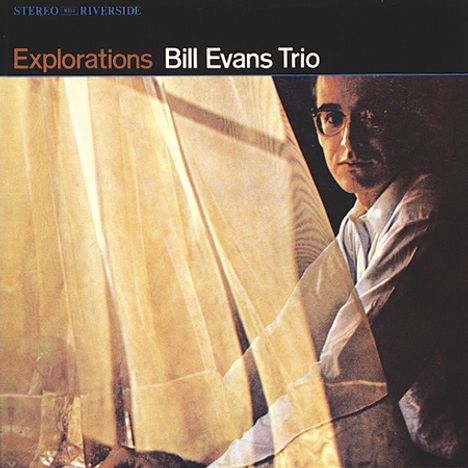 Text: "Explorations Bill Evans Trio". Ein Mann schaut durch einen Vorhang, beleuchtet von weichem Licht, stilvolle Atmosphäre.