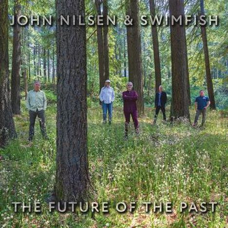 Text: "JOHN NILSEN & SWIMFISH" und "THE FUTURE OF THE PAST" auf einem Foto von fünf Personen in einem Wald.