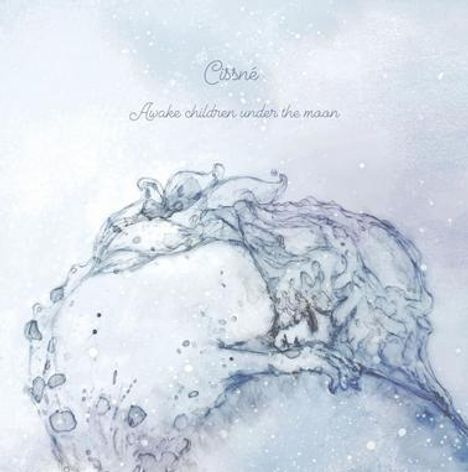 "Cissné", "Awake children under the moon". Illustration eines friedlich schlafenden Fabelwesens auf blauem Hintergrund.