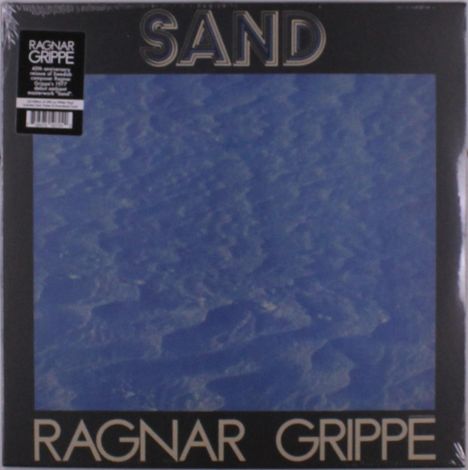 „SAND“ oben, „RAGNAR GRIPPE“ unten, mit abstrakter blau-violetter Textur. Cover eines Albums.
