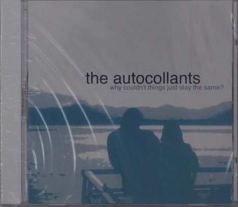 the autcollants, why couldn't things just stay the same? Zwei Personen in Blau sitzen nebeneinander vor Wasser und Bergen.