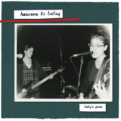 Text: "heavens to betsy", "baby's gone". Zwei Personen spielen Instrumente, eine Gitarre, die andere Bass, in einem Schwarz-Weiß-Foto.