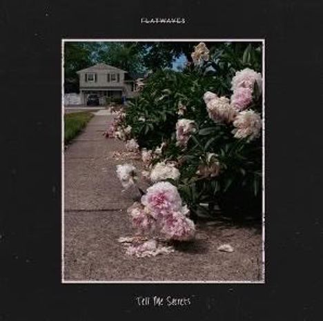 Oben: "FLATMARES". Unten: "Tell Me Secrets". Ein Gehweg mit blühenden rosa Pfingstrosen und einem Haus im Hintergrund.