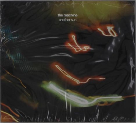 Text: "the machine, another sun". Bunte Lichtspuren auf dunklem Hintergrund, dynamisch und abstrakt.