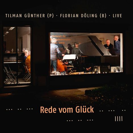 "Tilman Günther (P) Florian Dölling (B) Live, Rede vom Glück. Menschen spielen Musik in einem beleuchteten Raum."