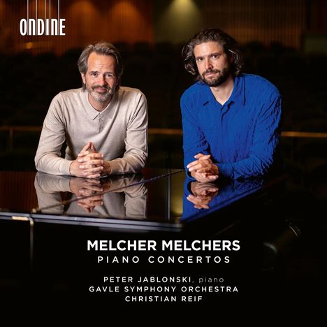 "Ondine" und "Melcher Melchers Piano Concertos"; zwei Männer an einem Flügel, einer in Grau, der andere in Blau.