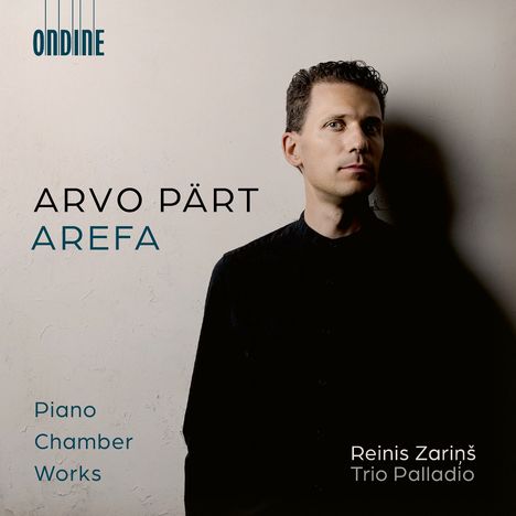 "ARVO PÄRT AREFCA. Piano Chamber Works. Reinis Zariņš Trio Palladio." Ein Mann in dunkler Kleidung steht vor einer Wand.