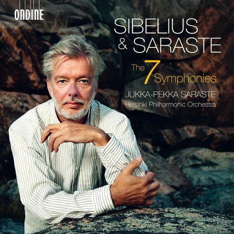 „Sibelius & Saraste: The 7 Symphonies“, Jukka-Pekka Saraste, Helsinki Philharmonic Orchestra. Ein Mann sitzt auf Felsen.