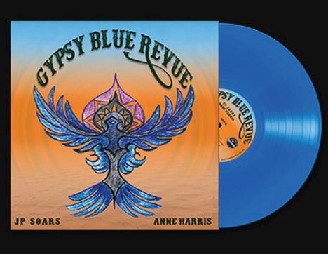 "GYPSY BLUE REVUE" steht oben. Unten "JP SOARS" und "ANNE HARRIS". Buntes Vogel-Design, Himmel- und Sonnehintergrund. Blaue Schallplatte.