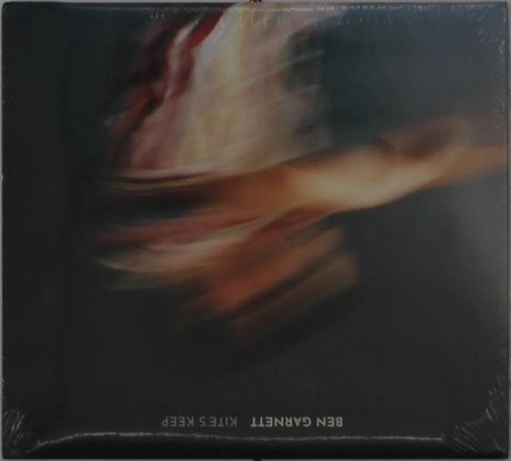 "BEN GARNETT KITES KEEP" in weißen Buchstaben. Abstraktes, unscharfes Bild rot-brauner Töne mit Bewegungsunschärfe.