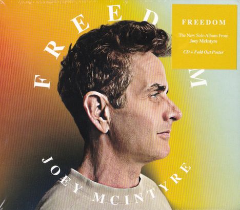 Text: "FREEDOM" und "JOEY MCINTYRE". Ein seitliches Porträt eines Mannes vor einem gelben Hintergrund.
