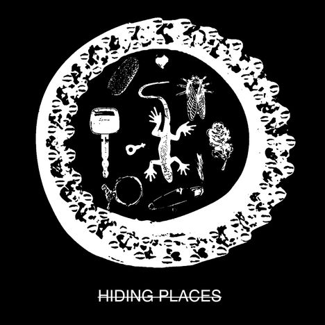 "HIDING PLACES". Runde Illustration mit Eidechse, Schlüssel, Insekt und kleinen Objekten in Schwarzweiß.
