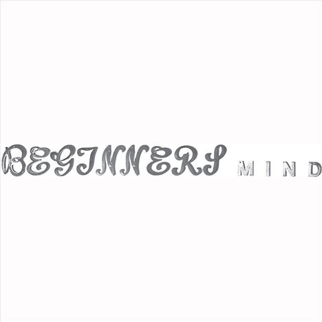 "BEGINNERS MIND" steht in unterschiedlichen Schriftarten. Der Hintergrund ist schlicht.