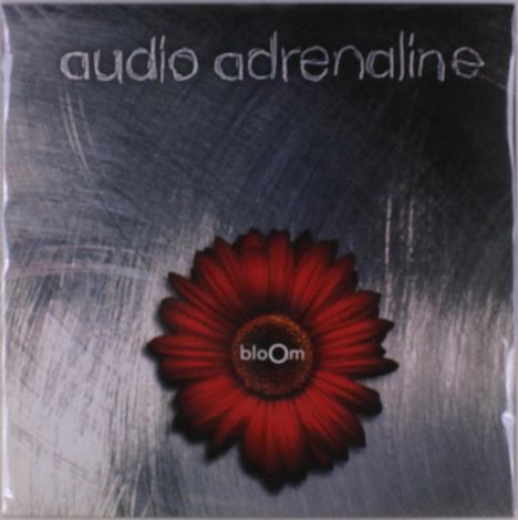 „audio adrenaline“ oben, „bloOm“ auf roter Blume, metallischer Hintergrund.