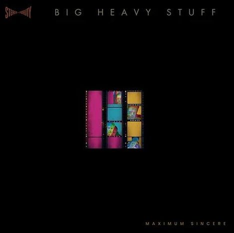 "BIG HEAVY STUFF", quadratische bunte Filmstreifen in der Mitte, "STEREO-ality" oben links und "MAXIMUM SINCERE" unten rechts.