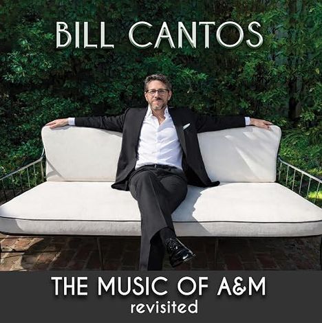 "Bill Cantos. The Music of A&M revisited." Ein Mann in Anzug sitzt entspannt auf einer Gartenbank vor grünem Hintergrund.