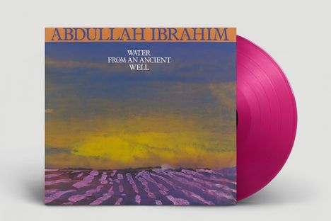 "ABDULLAH IBRAHIM" und "WATER FROM AN ANCIENT WELL" auf einem Plattencover mit violettem LP, abstraktes Landschaftsmotiv.