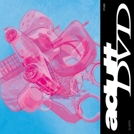 Text: "Adult DVD", "33 RPM", "FPE800". Collage aus rosa Spielzeugobjekten auf blauem Hintergrund.