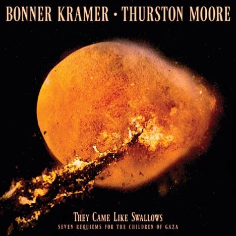 Text: "BONNER KRAMER · THURSTON MOORE" - "THEY CAME LIKE SWALLOWS" - "SEVEN REQUIEMS FOR THE CHILDREN OF GAZA".
Dunkle, abstrakte Illustration.