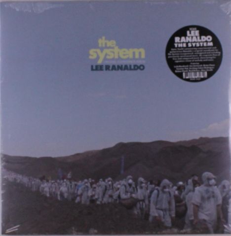 Text: "the system LEE RANALDO". Eine lange Reihe von Menschen in Schutzanzügen wandert durch eine karge Landschaft.