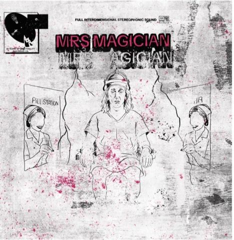 Text: "MRS MAGICIAN". Eine skizzenhafte Zeichnung zeigt eine Person mit Helm zwischen zwei Krankenschwestern bei einer "Pill Station".
