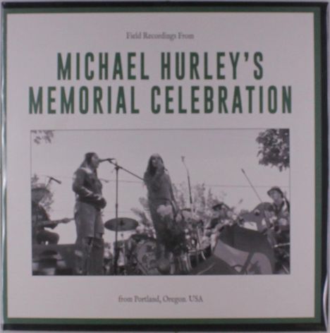"Field Recordings From Michael Hurley's Memorial Celebration from Portland, Oregon, USA." Schwarzweißfoto von Musikern auf einer Bühne.