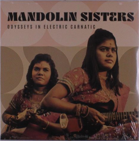 "Mandalin Sisters: Odysseys in Electric Carnatic." Zwei Frauen in traditionellen Kleidern spielen Mandolinen.