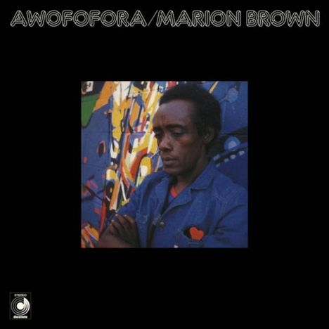 Text: "AWOFOFORA / MARION BROWN". Eine Person steht vor einer bunten, abstrakten Wand. Untere Ecke: ein rundes Logo.