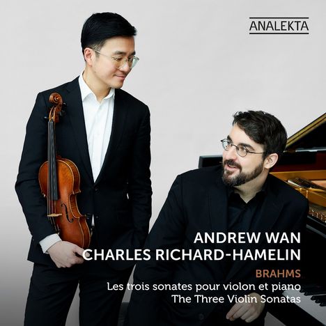 ANALAKTA, Andrew Wan, Charles Richard-Hamelin, Brahms. Zwei Männer in Anzügen, einer mit Geige, der andere am Klavier.