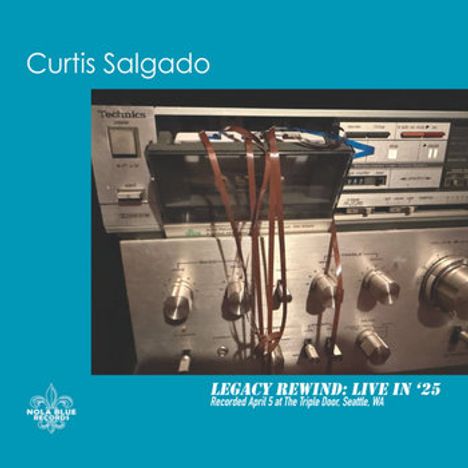 Titel: Curtis Salgado. Untertitel: LEGACY REWIND: LIVE IN '25. Retro-Musikanlage mit vielen Knöpfen und Bändern.