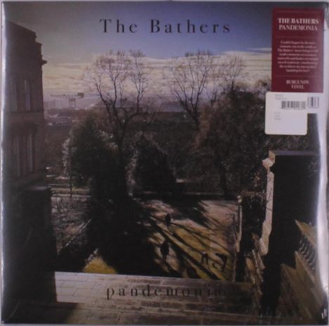 "The Bathers", "pandemonia" und Infotext auf rotem Sticker. Szene zeigt Bäume, Gebäude und Schatten auf Treppen.