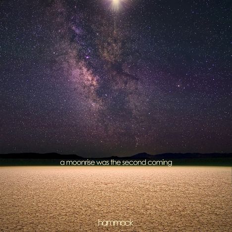 Text: „a moonrise was the second coming.“ Sternenklarer Himmel mit Milchstraße über trockener Landschaft.