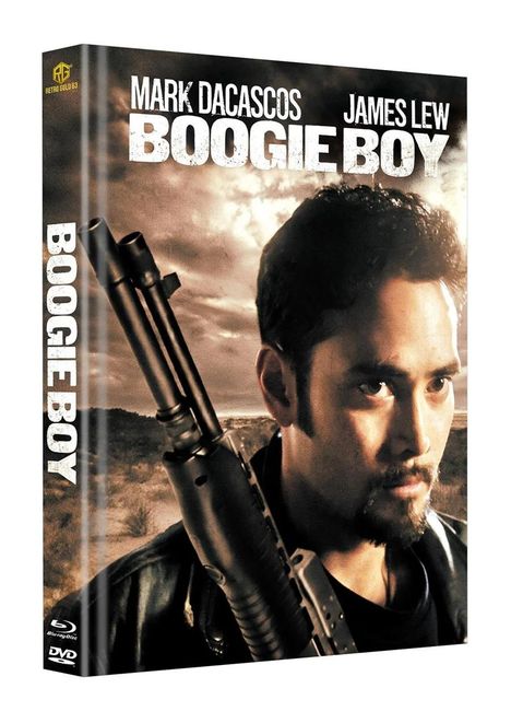 "Boogie Boy" mit Mark Dacascos, James Lew. Ein Mann mit Waffe im Vordergrund vor einem wolkigen Himmel.