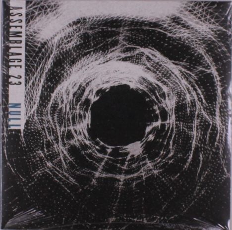 Links Text: "ASSEMBLAGE 23 NULL". Eine abstrakte, wirbelnde Netzstruktur um einen schwarzen Kreis.