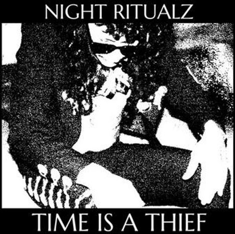 NIGHT RITUALZ, TIME IS A THIEF. Schwarz-weißes, grobkörniges Bild einer Person mit Locken und Sonnenbrille.