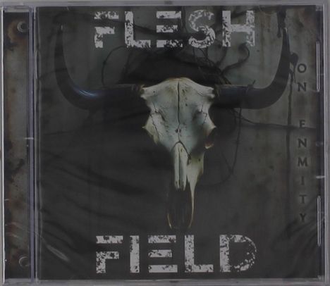Texte: "FLESH FIELD" zentral, "ON ENMITY" vertikal rechts. Schädel eines Stiers mit Hörnern, dunkler Hintergrund.