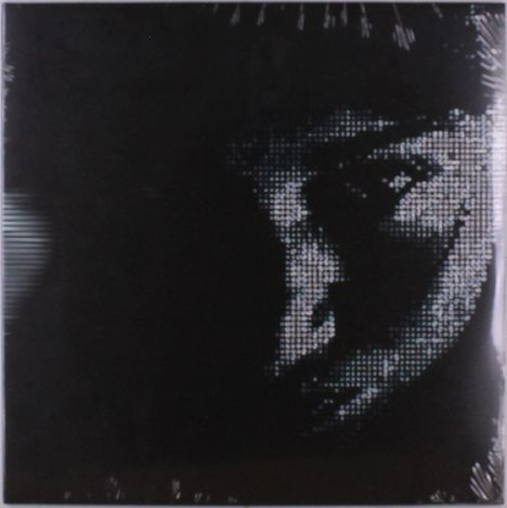 Ein monochromes Porträt, das ein Gesicht teils im Schatten, teils mit digitalen Punkten zeigt, ohne erkennbare Texte.