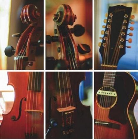 Links oben gebogene Wirbel eines Streichinstruments, rechts oben Gitarrenkopf, unten Streichinstrumente und Akustikgitarre.