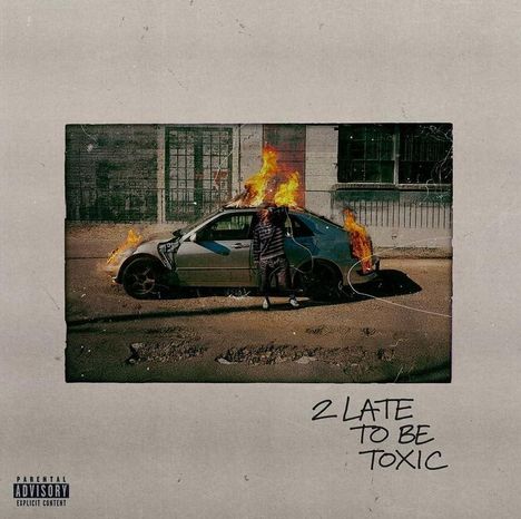 "2 LATE TO BE TOXIC" steht in handgeschriebenem Stil. Ein Auto steht in Flammen, daneben eine Person. Stimmung: dramatisch.