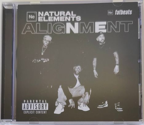 Text: "NATURAL ELEMENTS ALIGNMENT", "fatbeats", "Parental Advisory Explicit Content". Drei Personen in Schwarz-Weiß.