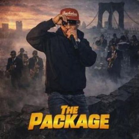Text: „The Package“. Ein Musiker mit roter Kappe rappt vor Band in nebliger Stadtkulisse. Im Hintergrund eine Brücke.