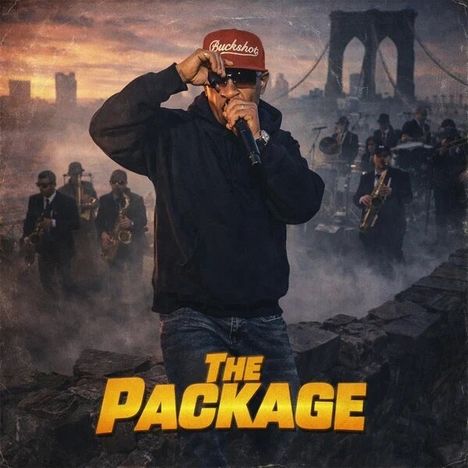 "The Package" in gelber Schrift. Musiker in dunkler Kleidung, einer mit roter Kappe im Vordergrund, Skyline im Hintergrund.