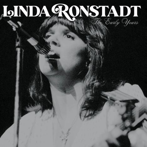 "Linda Ronstadt", "The Early Years" steht oben, darunter singt eine Frau in ein Mikrofon. Schwarz-weiß.