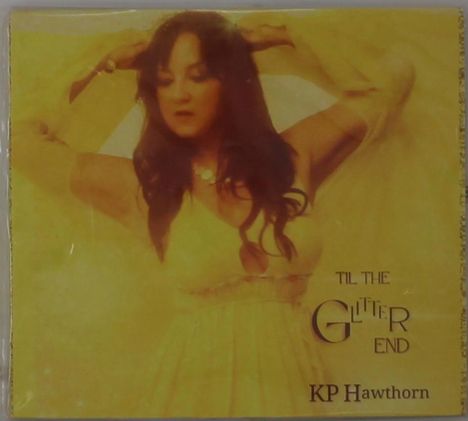 Texte: "Til the Glitter End", "KP Hawthorn". Eine Frau in einem gelben Kleid hebt ihre Arme, umringt von sanftem Licht.