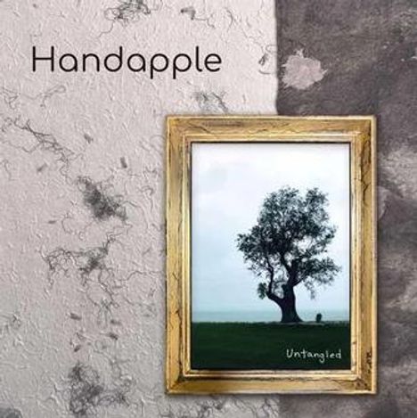 "Handapple" oben links, "Untangled" unten auf einem Gemälde: Baum auf Wiese. Zerrissene Tapete als Hintergrund.