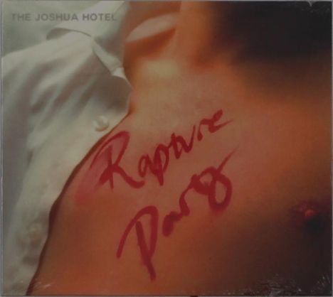 Oben der Text: "THE JOSHUA HOTEL". Auf einer Brust steht in roter Schrift: "Rapture Party". Person in geöffnetem Hemd.