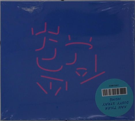 Text: "XAN TYLER DUSTY STRAY HOME". Blau mit pinken abstrakten Linien und einem runden Etikett.