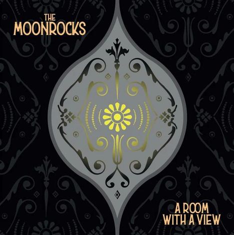 "The Moonrocks, A Room With A View" in goldener Schrift, dekoratives, symmetrisches Design mit floralen Mustern.