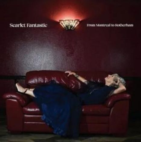 Text: "Scarlet Fantastic" und "From Montreal to Rotherham". Eine Frau in einem blauen Kleid liegt auf einem roten Sofa.